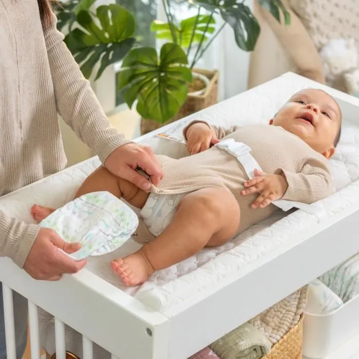 INGENUITY Matelas à langer avec rebords et ceinture de sécurité, imperméable, housse 100% coton incluse-2