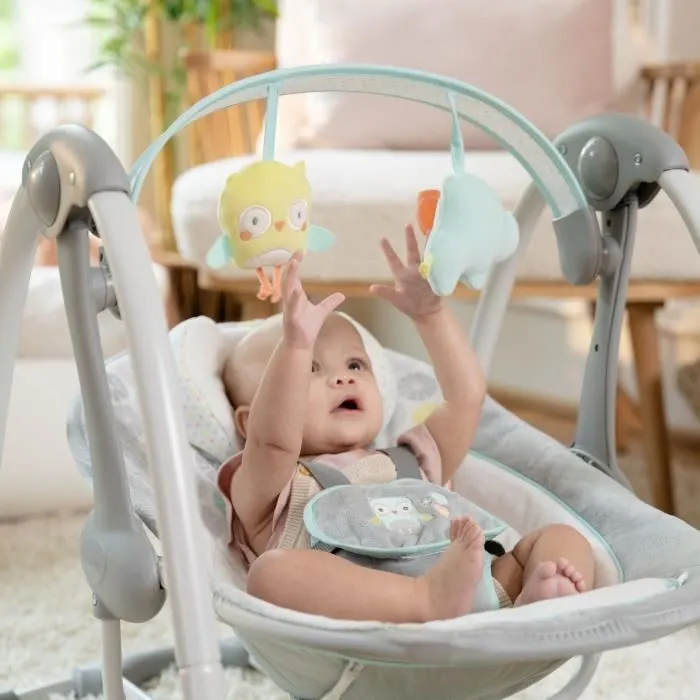 INGENUITY Balancelle Compacte Swing and Go Hugs & Hoots- Arche avec jouets amovible, 5 vitesses de balancement, mélodies-8