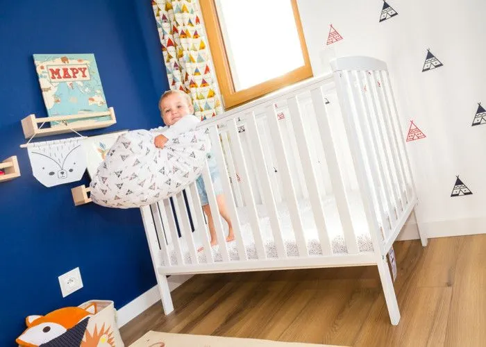 Lit Bébé Monkey en bois naturel style scandinave 120x60cm : Confort et Originalité pour les Tout-Petits - Blanc-4