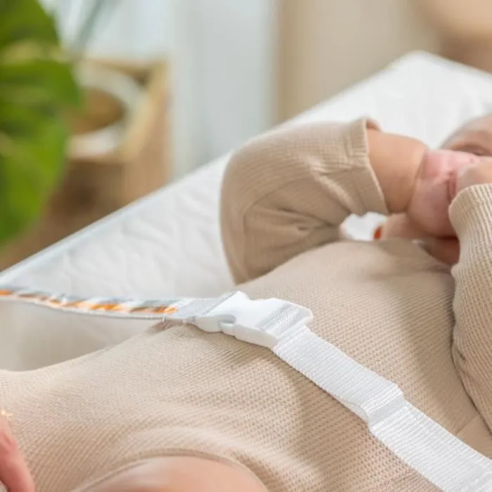 INGENUITY Matelas à langer avec rebords et ceinture de sécurité, imperméable, housse 100% coton incluse-4