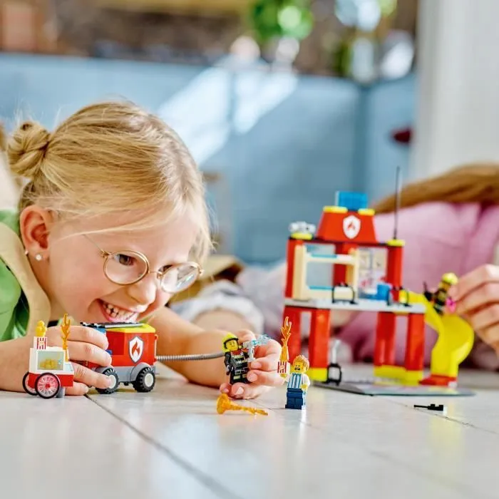 LEGO® City 60375 La Caserne et le Camion des Pompiers, Jouet Véhicule d’Urgence, Jeu Éducatif, 4 Ans-5