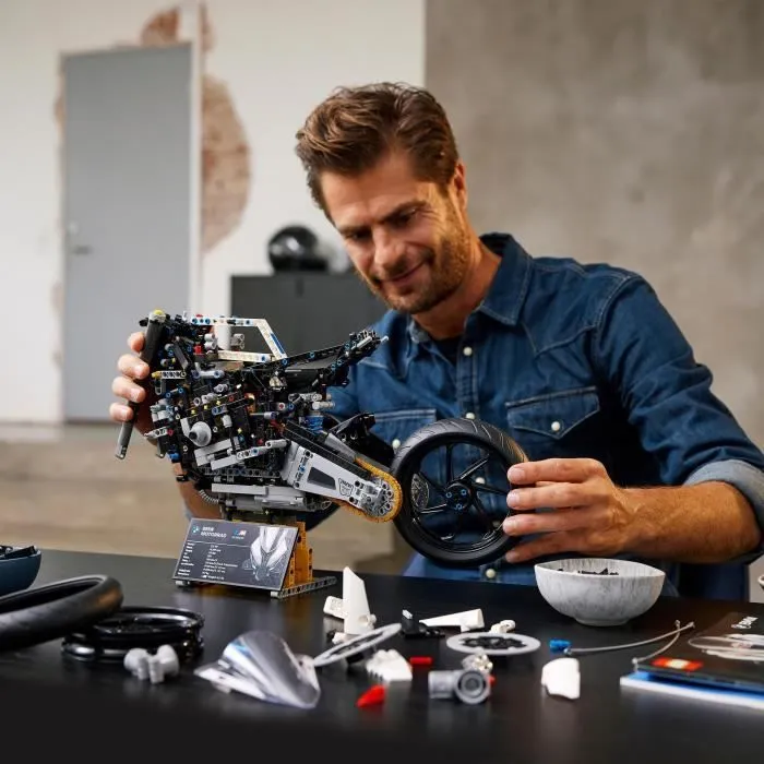 LEGO® Technic 42130 BMW M 1000 RR, Construction Moto BMW, Maquette Moto GP, Échelle 1:5, Cadeau Motard, pour Adultes-3
