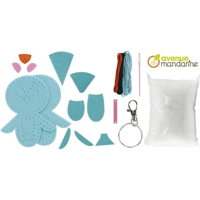 Avenue Mandarine - Une boite Mini Couzin comprenant une figurine en feutrine 7x3x13 cm, fil, aiguille et accessoires,-2