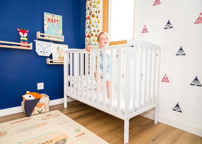 Lit Bébé Monkey en bois naturel style scandinave 120x60cm : Confort et Originalité pour les Tout-Petits - Blanc-5