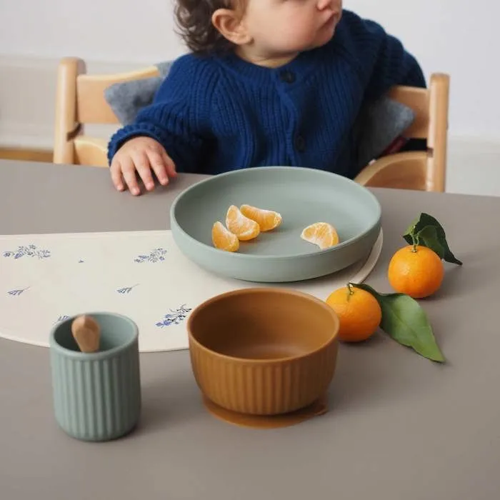 MAÏKA Coffret Repas en Silicone vert, contient 1 assiette avec ventouse, 1 bol avec ventouse, 1 gobelet et 1 cuillère-3