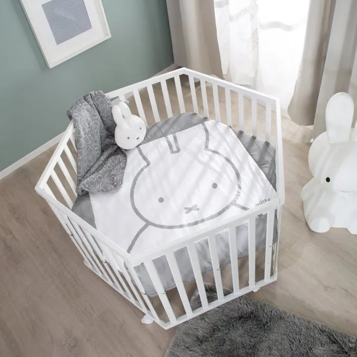 ROBA Parc Bébé Hexagonal en Bois miffy® + Tapis de Parc et Roulettes avec Freins - Base Ajustable en Hauteur - Blanc-1