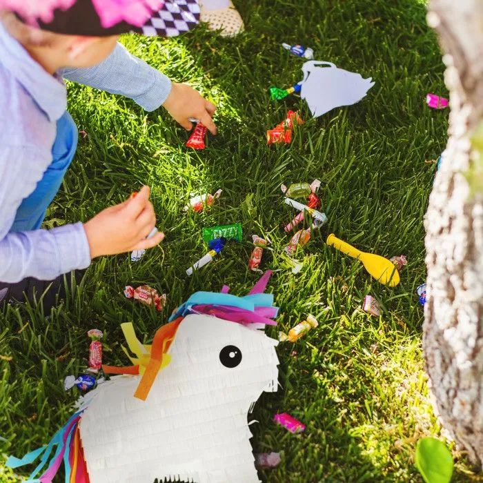 Relaxdays Mini pinata licorne, à remplir, anniversaire enfant, à suspendre, papier, 25 x 24 x 7 cm, arc-en-ciel, coloré-4