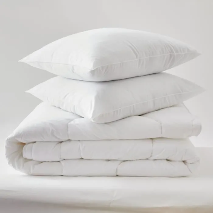 Pack Couette Blanrêve très chaude 260 x 240 + 2 Oreillers 60 x 60 Polycoton "Confort" traité Anti Acarien Soft & care-0