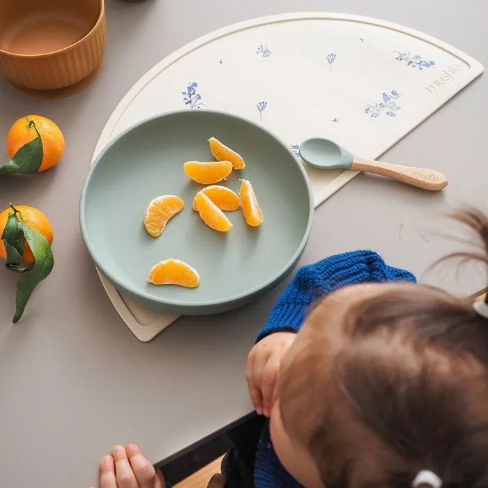 MAÏKA Coffret Repas en Silicone vert, contient 1 assiette avec ventouse, 1 bol avec ventouse, 1 gobelet et 1 cuillère-2