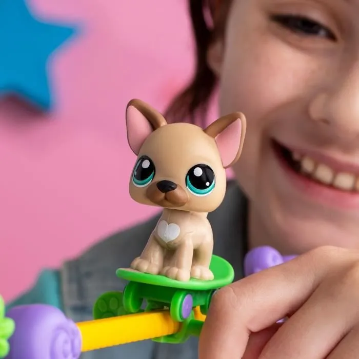 BANDAI - Littlest Pet Shop - Coffret Pets Got Talent - Ensemble de jeu avec 2 animaux, décor et accessoires - BF00558-6