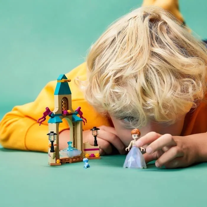 LEGO® 43198 Disney La Cour du Château d’Anna, Jouet de Construction pour Enfants avec Mini-Poupée Reine des Neiges 2 et Robe Diamant-4