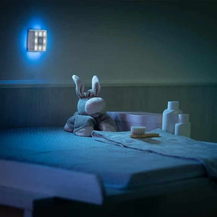 Reer Veilleuse pour table à langer Nightguide, lumière douce et focale pour le changement et lallaitement, Bleu --0