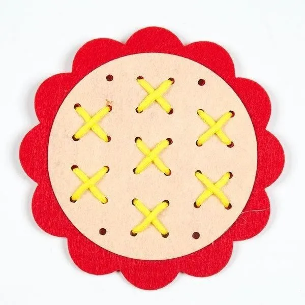 Jeu éducatif Montessori - Fleur à tisser - 15 cm - Tissu feutrine - Lacet 80 cm - 32 trous-0