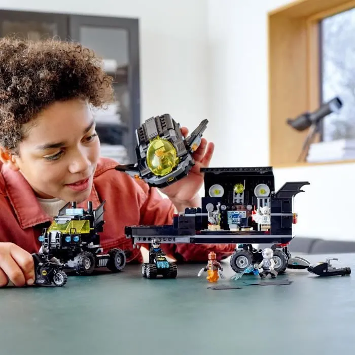 LEGO® Super Heroes 76160 La base mobile de Batman Figurine avec Avion, Moto Camion Jouet pour Fille et Garçon de 8 ans et plus-3