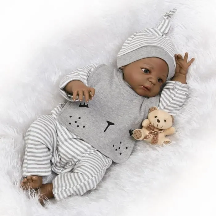Peau noire 57 cm NPK Bebe Reborn Poupées Réaliste Plein Silicone Bébé Garçon Poupée dans Mignon Doux En Peluche Vêtements Vivant Béb-1