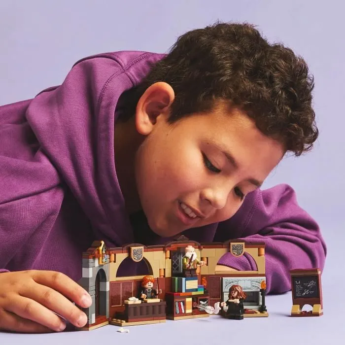 LEGO Harry Potter 76442 Le château de Poudlard : le cours de sortilèges - Jouet collector-4