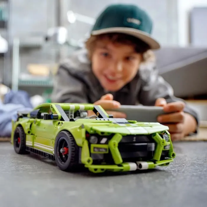 LEGO 42138 Technic Ford Mustang Shelby GT500, Maquette de Voiture de Course, Jouet à Construire, pour Garçons et Filles Dès 9 Ans-4