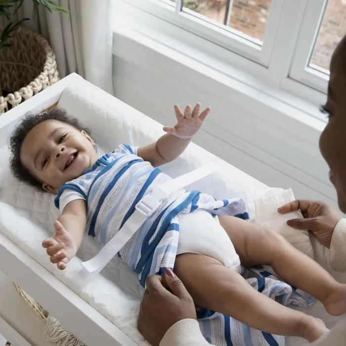 INGENUITY Matelas à langer avec rebords et ceinture de sécurité, imperméable, housse 100% coton incluse-6