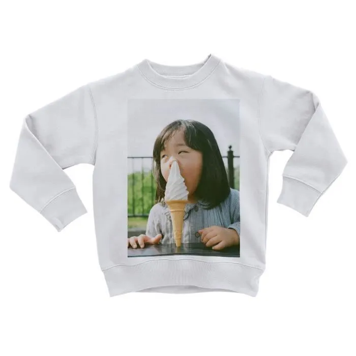 Sweatshirt Enfant Photo Drole Petite Fille Asiatique avec Son Nez Dans Sa glace-0