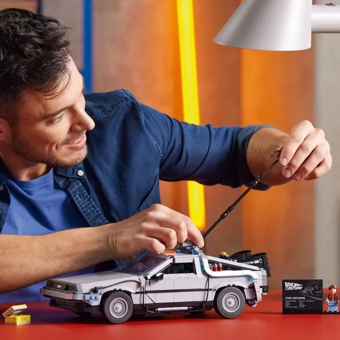 LEGO® 10300 La machine à remonter le temps de Retour vers le futur-4