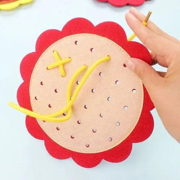 Jeu éducatif Montessori - Fleur à tisser - 15 cm - Tissu feutrine - Lacet 80 cm - 32 trous-1