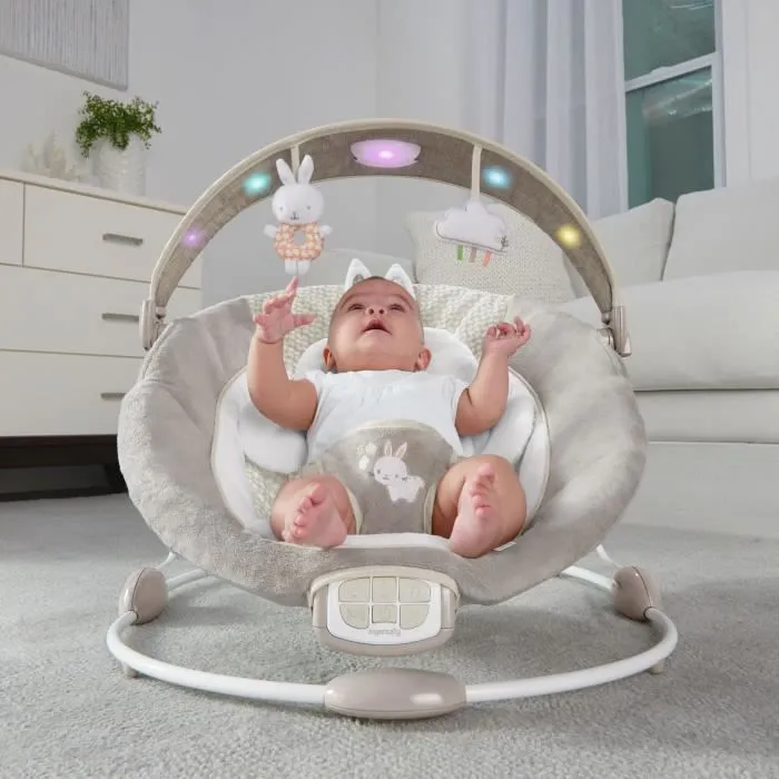 INGENUITY Transat confort Petit Lapin, Arche d'éveil lumineuse, Coussin réducteur amovible-1