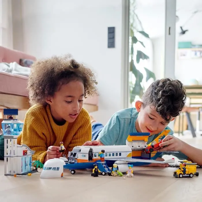 LEGO® City 60262 L'Avion de Passagers, Jouet Aéroport, Figurine Pilote, Avion de Ligne LEGO, Voiture, Jouet Avion, Enfants 6 Ans-3