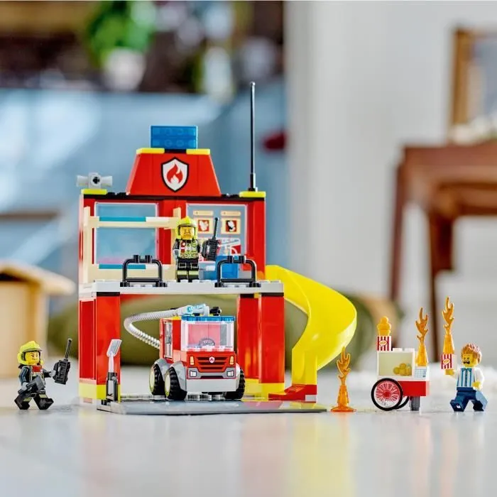 LEGO® City 60375 La Caserne et le Camion des Pompiers, Jouet Véhicule d’Urgence, Jeu Éducatif, 4 Ans-4