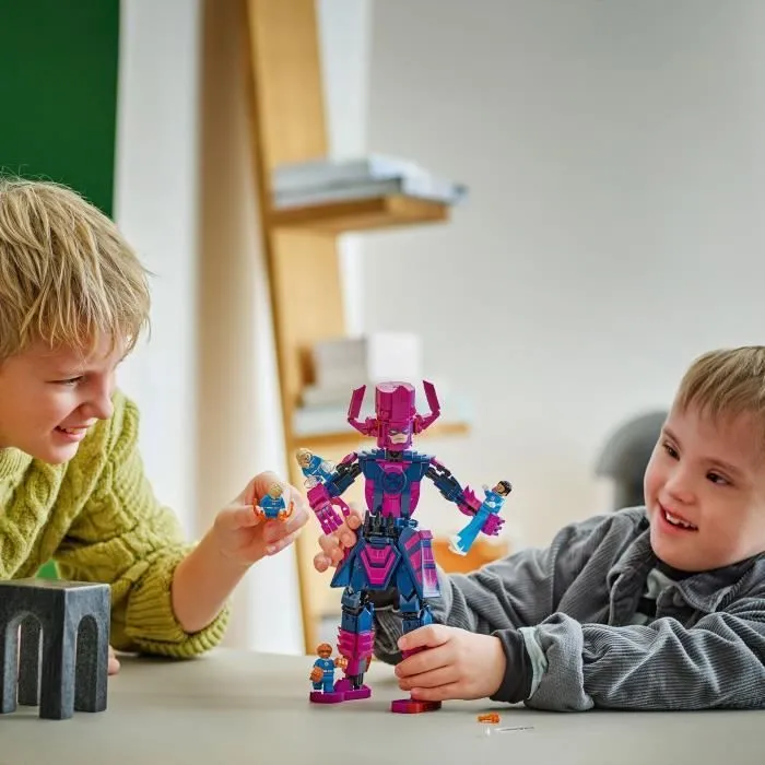 LEGO Marvel 76316 Les Quatre Fantastiques contre la figurine de Galactus - Jeu dès 9 ans-4