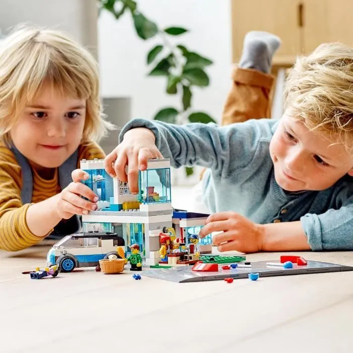 LEGO® City 60291 La maison familiale, Jeu de construction écologique avec plaques de route et figurines-3