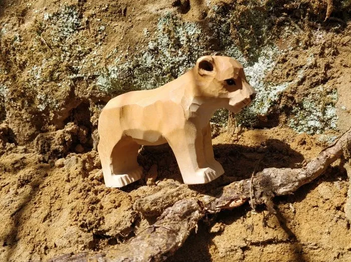 Wudimals - Figurine Lionceau en bois - K-PLAY-2