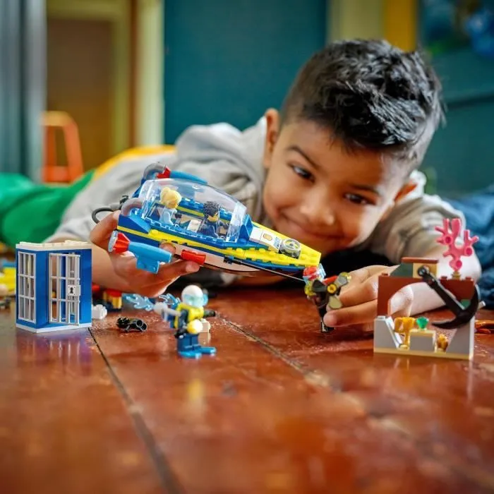 LEGO 60355 City Missions des Détectives de la Police sur l’Eau, Jouet de Bateau, une Prison et 4 Minifigurines, Enfants 6 Ans-4