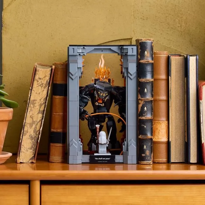 LEGO Icons Le Seigneur des Anneaux : Book Nook du Balrog - Set de Construction - Décoration pour Étagère DIY - Minifigurine de Ganda-3