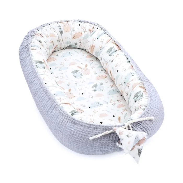 Réducteur Lit Bébé 90 x 50 cm - Cocon fait à la main des deux côtés en coton Piqué Gaufré Gris et Motif Lapin-0